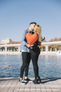 beautiful-people-kissing-posing-with-balloon